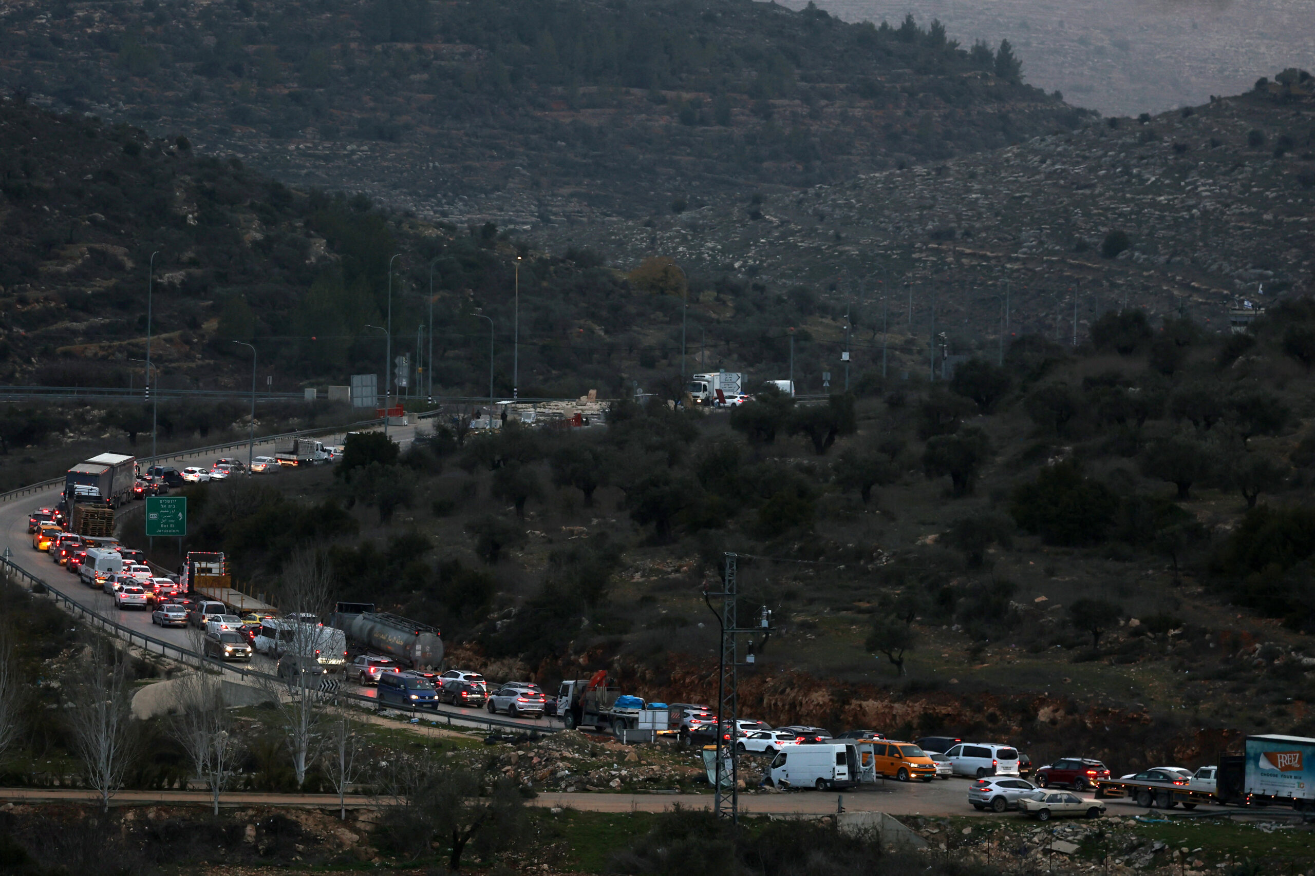 Ogromny korek przez punktem kontrolnym Atara na trasie 465 niedaleko Ramallah na okupowanym Zachodnim Brzegu. 22 stycznia 2025, zdjęcie: Zain Jaafar/AFP