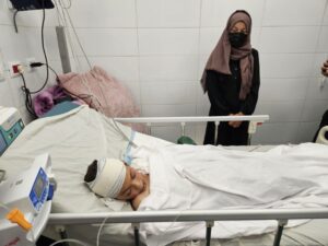 Dr Alaa al-Najjaar odwiedza w szpitalu 11-letniego syna, które jako jedyny z jej dzieci przeżył izraelski atak. Zdjęcie: Anadolu via Getty Images