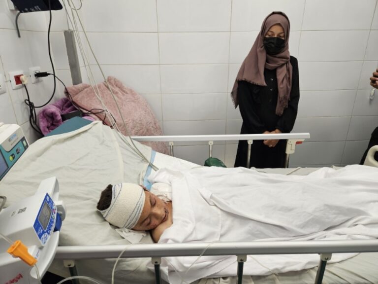 Dr Alaa al-Najjaar odwiedza w szpitalu 11-letniego syna, które jako jedyny z jej dzieci przeżył izraelski atak. Zdjęcie: Anadolu via Getty Images