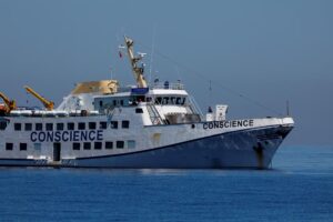 Uszkodzony statek Flotylli Wolności dla Gazy o nazwie „Conscience” zakotwiczony jest na morzu poza wodami terytorialnymi Malty po tym, jak został zbombardowany przez drony podczas transportu pomocy humanitarnej do Gazy, 3 maja 2025 r. Zdjęcie: REUTERS/Darrin Zammit Lupi