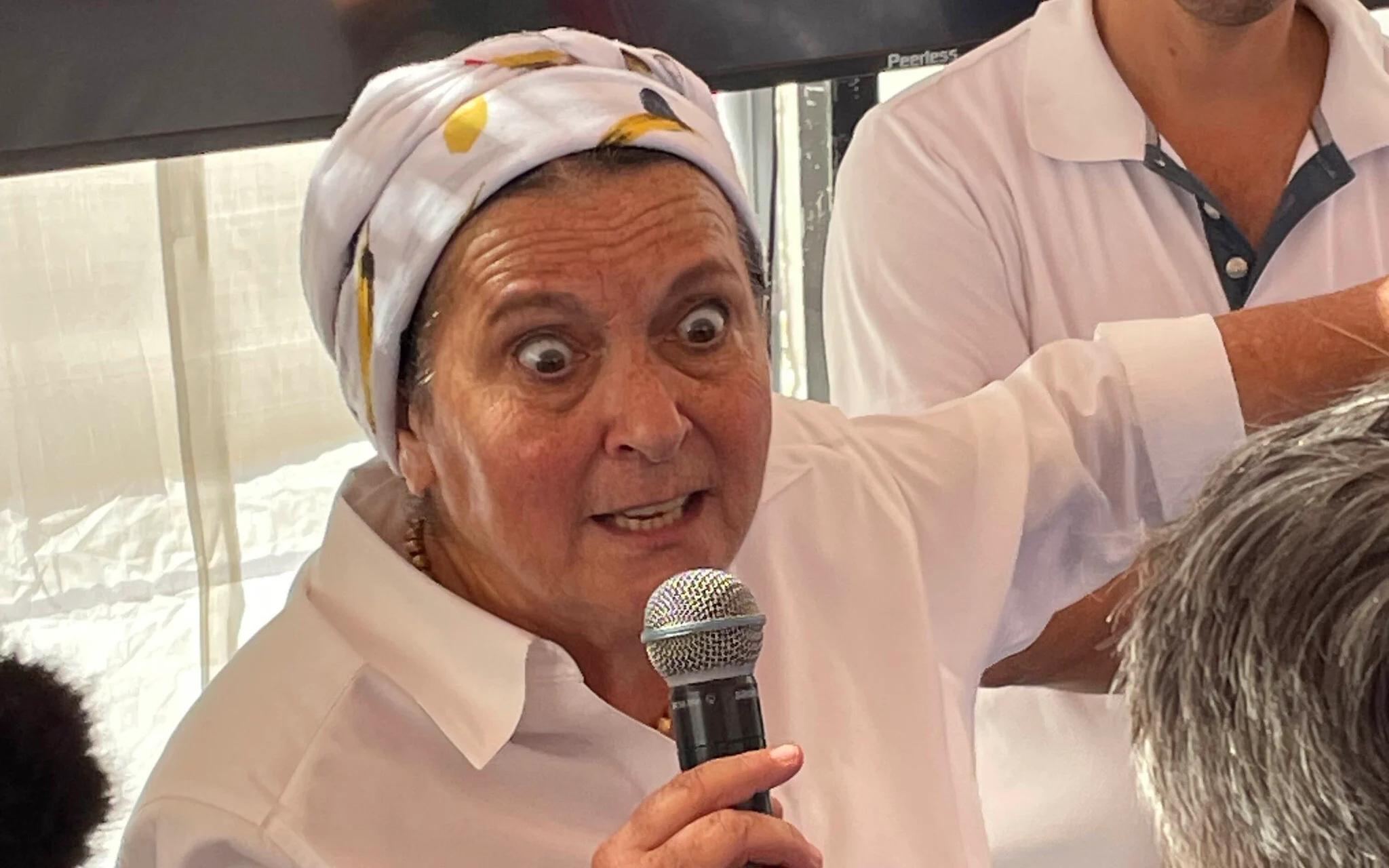 Szefowa ruchu osadniczego Nachala, Daniella Weiss, odpowiada na pytania podczas konferencji prasowej promującej ponowne zakładanie osiedli żydowskich w Strefie Gazy, 21 października 2024 r. (Foro: Jeremy Sharon / The Times of Israel)