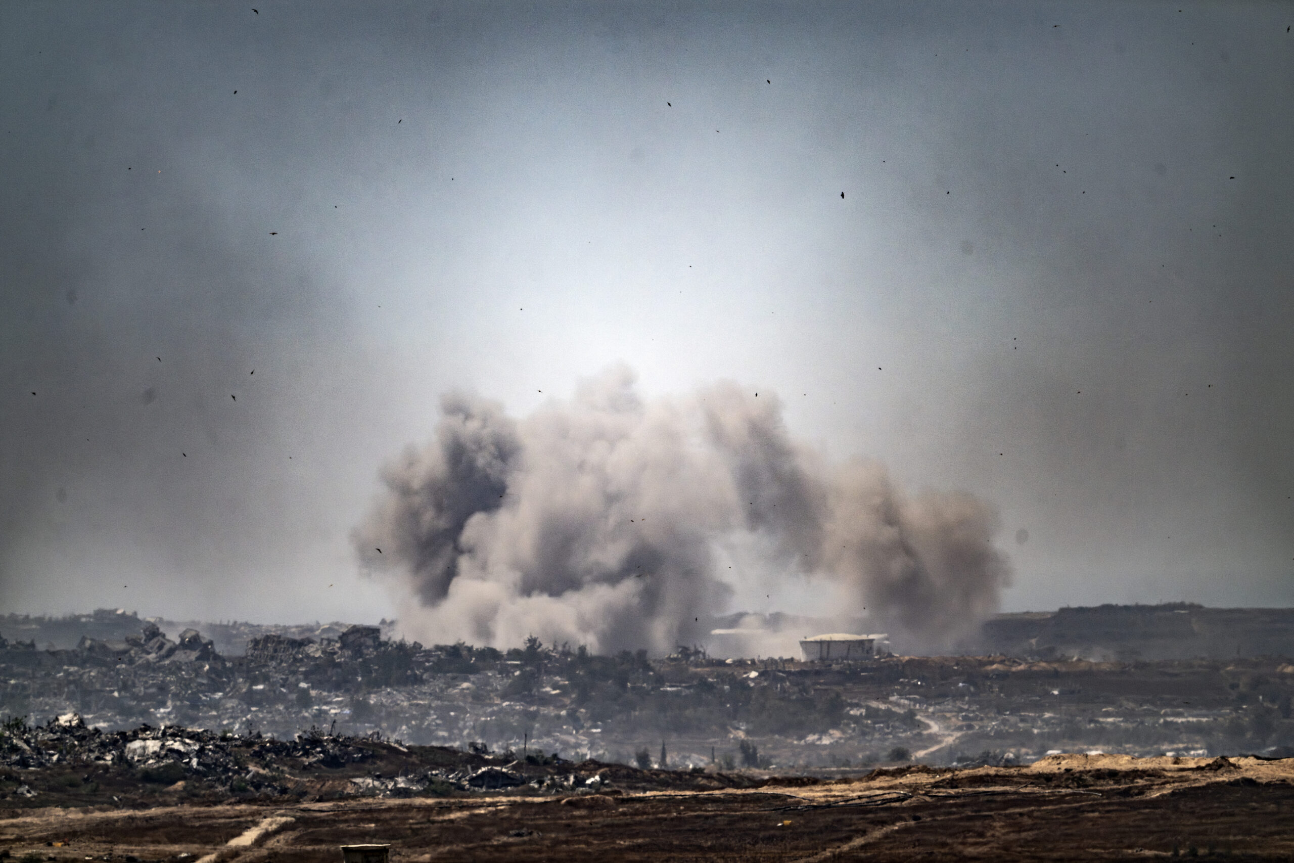 Dym i kurz unoszą się nad zniszczonymi i poważnie uszkodzonymi dzielnicami mieszkalnymi północnej Gazy. 23.05.2025 - [Foto: Mostafa Alkharouf / Anadolu]