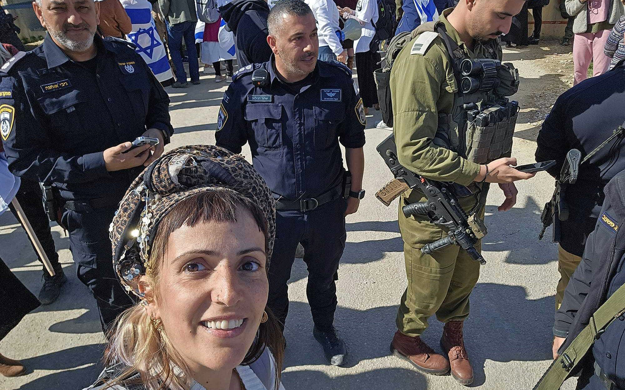 Reut Ben Haim podczas innego protestu na przejściu granicznym Kerem Shalom, 24 stycznia 2024 roku. (Foto: Reut Ben Haim)