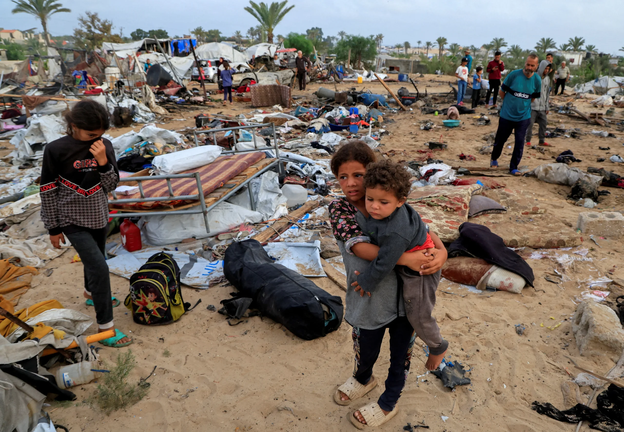 18.05.2025 - zbombardowane namioty przesiedlonych Palestyńczyków [Foto: Hatem Khaled/Reuters]