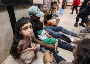 Palestyńczycy ranni w izraelskim ataku na dom otrzymują pomoc medyczną w szpitalu Al-Aqsa Martyrs w Deir el-Balah w środkowej Strefie Gazy, 8 lipca 2025 roku [Zdjęcie: Ramadan Abed/Reuters].