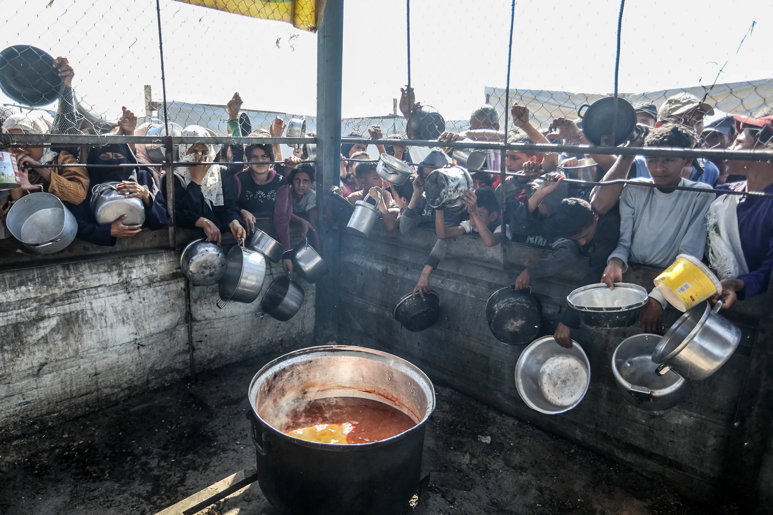 Palestyńczycy czekają na ciepły posiłek rozdawany przez organizacje pomocowe w rejonie al-Mawasi w Khan Yunis, Gaza [Foto: Abed Rahim Khatib/Anadolu]