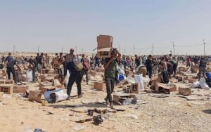 Palestyńczycy gromadzą się, aby zebrać to, co pozostało z zapasów pomocy humanitarnej w centrum dystrybucji finansowanym przez USA – Gaza Humanitarian Foundation – w Rafah, na południu Strefy Gazy - Źródło: Reuters Photo