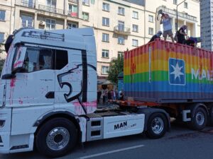 Parada Równości w Warszawie zablokowana przez protest antyizraelski (Zdjęcie: Facebook Solidarnie z Palestyną)