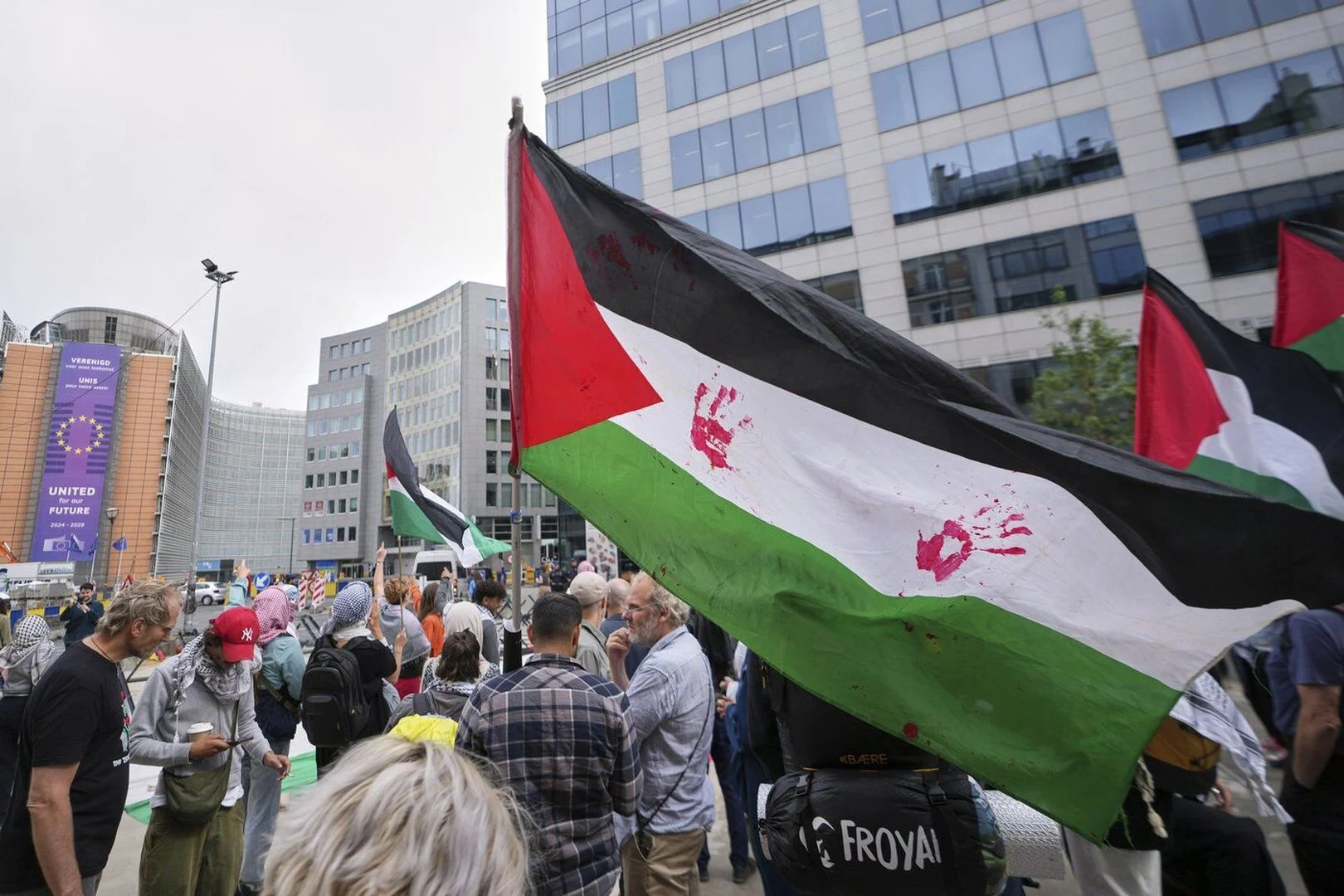 Protest przed budynkiem Rady Europejskiej w Brukseli, 23 czerwca 2025 r. (AP Photo/Virginia Mayo)