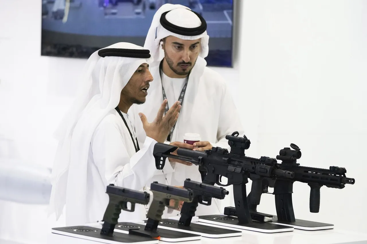 Mieszkańcy Zjednoczonych Emiratów Arabskich oglądają izraelską broń palną na Międzynarodowej Wystawie i Konferencji Obronnej w Abu Zabi w Zjednoczonych Emiratach Arabskich - Zdjęcie archiwalne: 20 luty 2023 r.