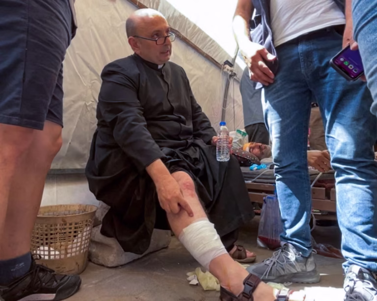 Ranny duchowny Gabriel Romanelli - Zdjęcie: Omar Al-Qattaa/AFP/Getty Images