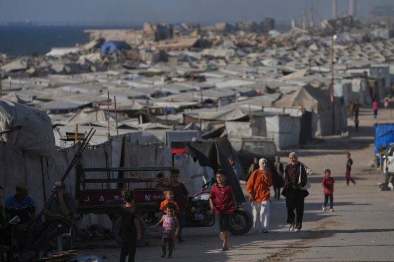 Setki tysięcy Palestyńczyków żyjący w prowizorycznych obozach. Bez wody. Bez dachu. Bez powrotu. Foto: Gaza City, 17 lipca 2025 / Jehad Alshrafi (AP)