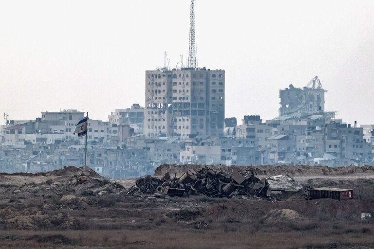 Zniszczona Gaza widoczna z izraelskiej strony granicy. Fot. Amir Cohen / Reuters. Zapytaj ChatGPT
