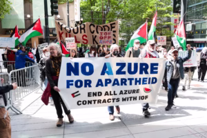 Protest przeciwko przeciwko współpracy Microsoft z izraelskimi siłami zbrojnymi - Seatle, centrum konferencyjne Microsoft - 19 maja 2025 r. Fot. Jason Redmond / AFP/Getty Images