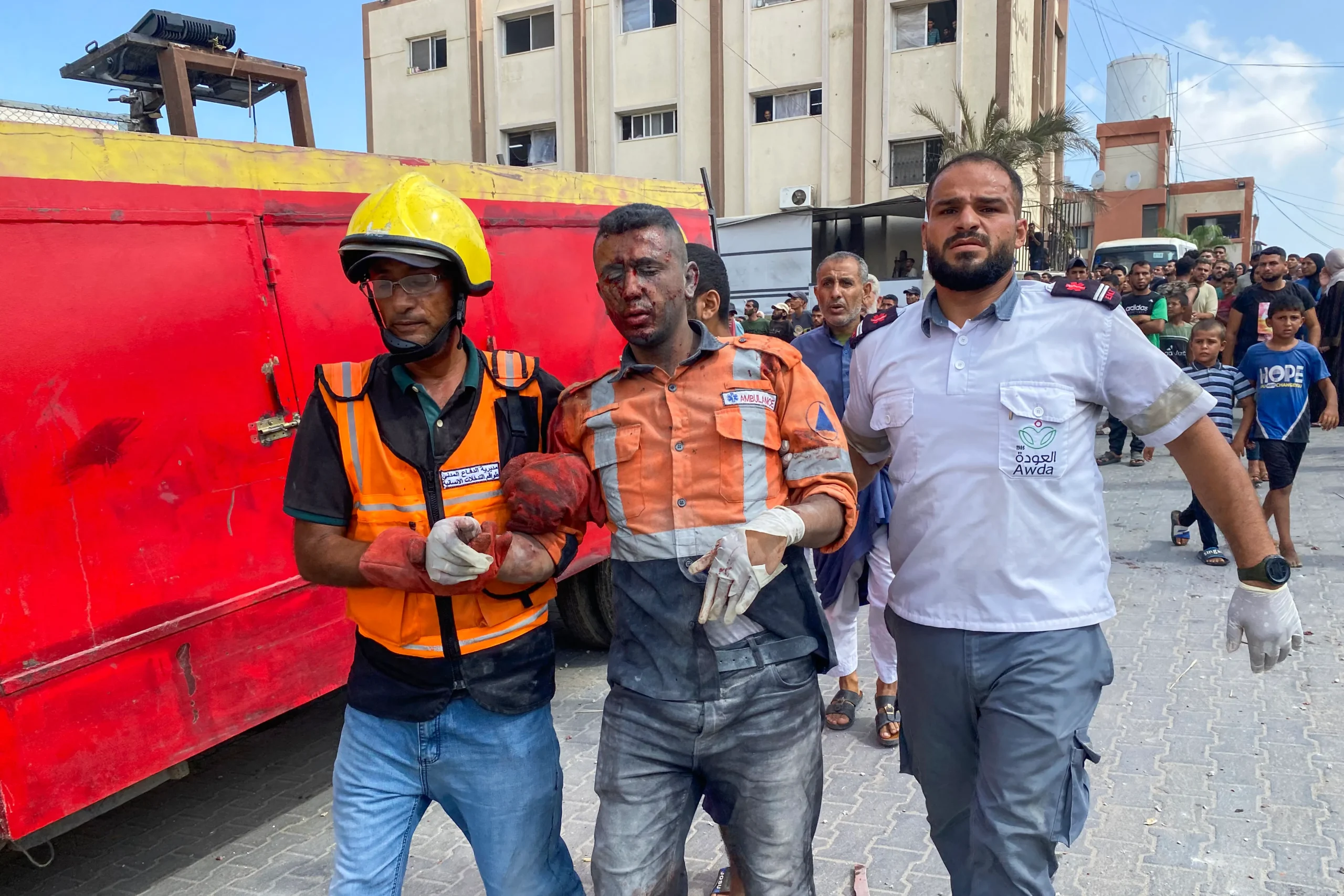 Ratownicy medyczni ewakuują członka palestyńskiej obrony cywilnej, który został ranny w izraelskim ataku na szpital Nassera. [Foto: AFP]