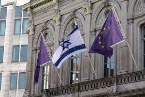 Flaga Izraela wywieszona przed gmachem Parlamentu Europejskiego