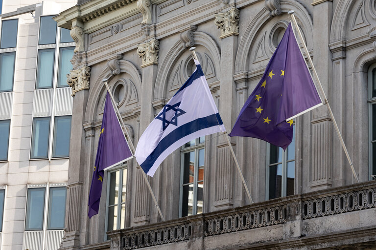 Flaga Izraela wywieszona przed gmachem Parlamentu Europejskiego