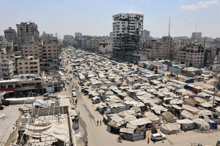 Zdjęcie zrobione 18 sierpnia 2025 roku przedstawia namioty, w których mieszkają przesiedleni Palestyńczycy w mieście Gaza.