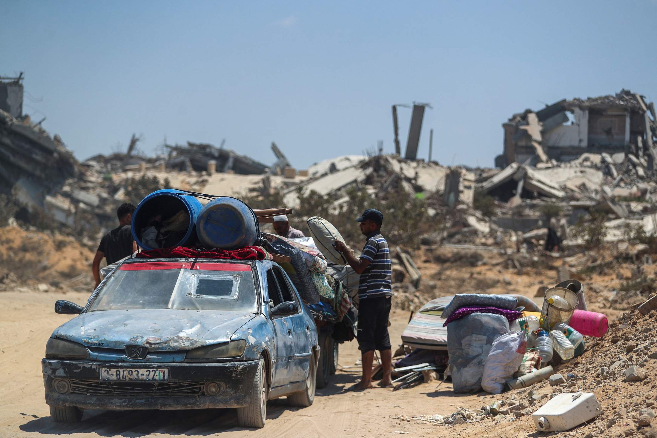 Wysiedleni Palestyńczycy uciekający z północnej Gazy ładują swoje rzeczy na samochód przed wyruszeniem na południe enklawy. Gaza City, 18 sierpnia 2025 r. Zdjęcie: Mahmoud Issa, Reuters