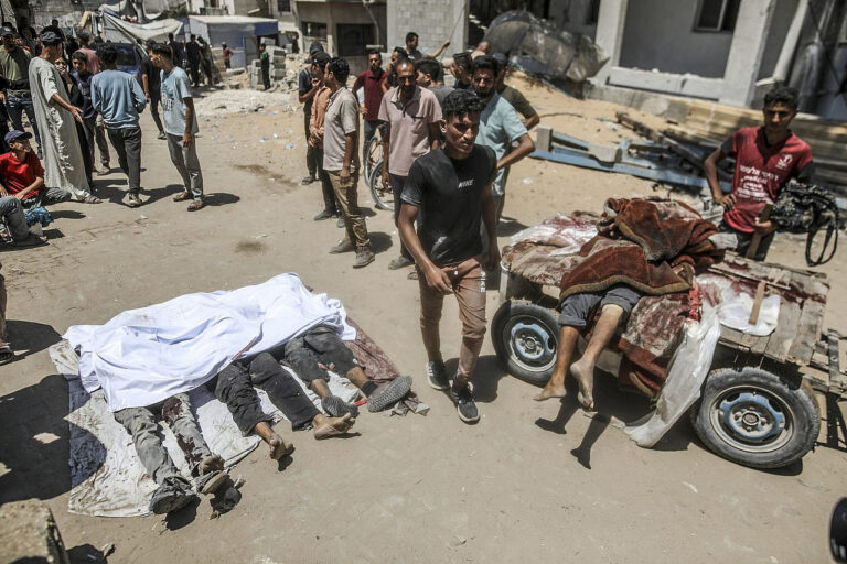 Ciała Palestyńczyków zabitych podczas poszukiwania pomocy przy punktach GHF, Szpital Al-Shifa, Gaza City, północna Strefa Gazy, 20 lipca 2025 r. (Zdjęcie: Yousef Zaanoun/Activestills)