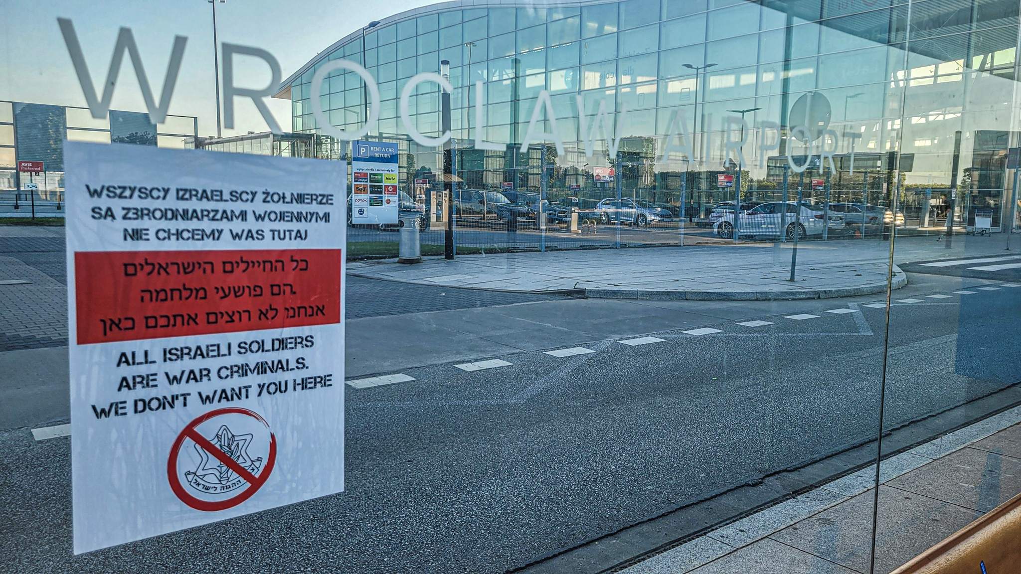 Przystanek autobusowy przy wrocławskim porcie lotniczym. Foto: wroclawdlapalestyny.pl