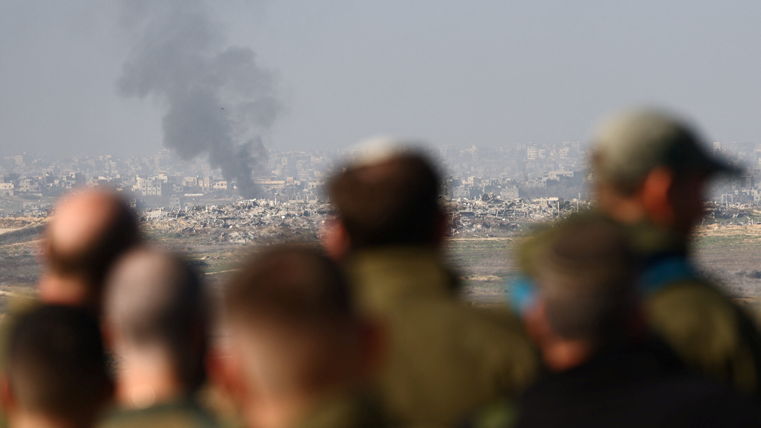 Żołnierze sił okupacyjnych IDF spoglądają w kierunku Beit Hanoun w Strefie Gazy, styczeń (zdj. archiwalne, Reuters)
