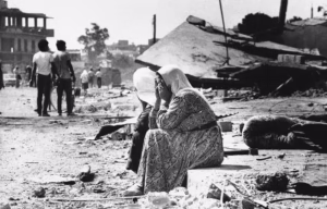 Palestyńska kobieta pogrążona w żałobie po odnalezieniu ciał swoich bliskich w obozie dla uchodźców w Sabra po masakrze w 1982 roku. Fot. Bill Foley