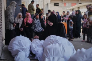 Palestyńczycy opłakują ofiary izraelskiego ataku podczas pogrzebu przed szpitalem Al-Aksa w Deir al-Balah w środkowej Strefie Gazy [Abdel Kareem Hana/AP Photo]