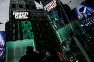 Billboard na Times Square wyświetla hasło: „Federacje piłkarskie: bojkotujcie Izrael” w ramach kampanii wzywającej do bojkotu Izraela w świecie futbolu [Zdjęcie: Jeenah Moon/Reuters].