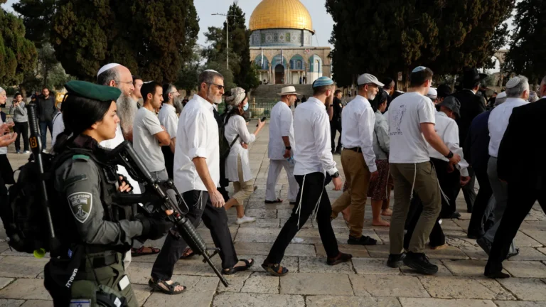 Wtargnięcie grupy żydowskich ekstremistycznych osadników na teren meczetu Al-Aksa / al-Haram al-Sharif w okupowanej Jerozolimie Wschodniej. Zdjęcie Archiwalne
