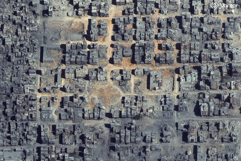 Ruiny Gaza City w północnej części Strefy Gazy — obszaru, który od dwóch lat jest jednym z najbardziej zniszczonych miejsc na świecie w wyniku izraelskich bombardowań. Zdjęcie satelitarne - 2025 Vantor / AFP