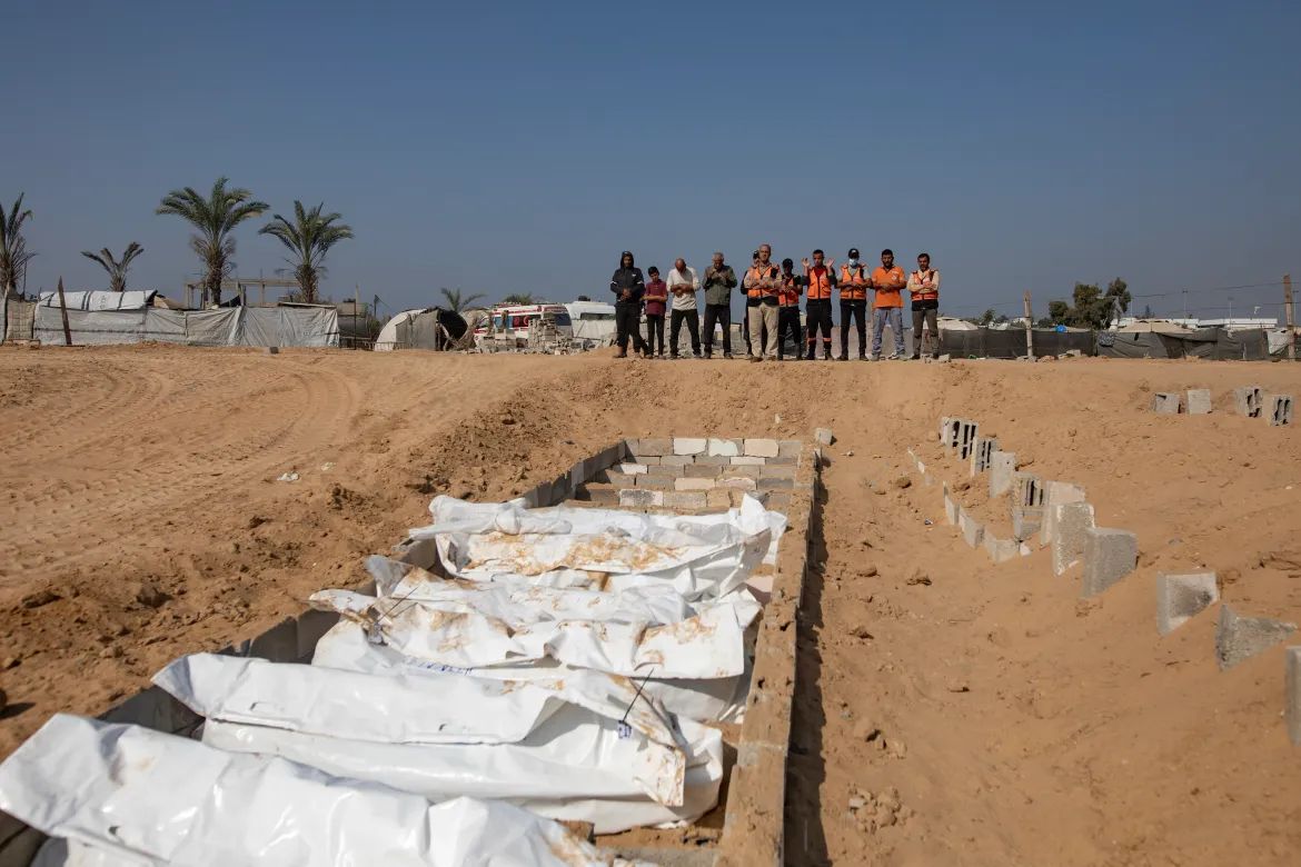 Niektóre ciała zwrócone przez Izrael są poważnie okaleczone, noszą ślady tortur i egzekucji. Fot. Haitham Imad/EPA