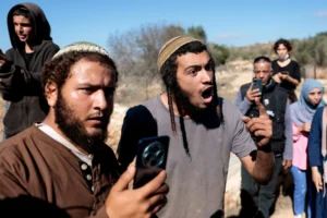 Izraelscy osadnicy zaatakowali palestyńskich rolków w pobliżu Ramallah [Foto: Mohammed Torokman / Reuters]