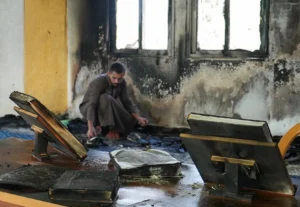 Palestyńczyk ogląda spalony egzemplarz Koranu w meczecie po ataku przeprowadzonym przez izraelskich osadników w miejscowości Deir Istiya, w pobliżu miasta Salfit, na okupowanym przez Izrael Zachodnim Brzegu, 13 listopada 2025 roku [Ali Sawafta/Reuters].