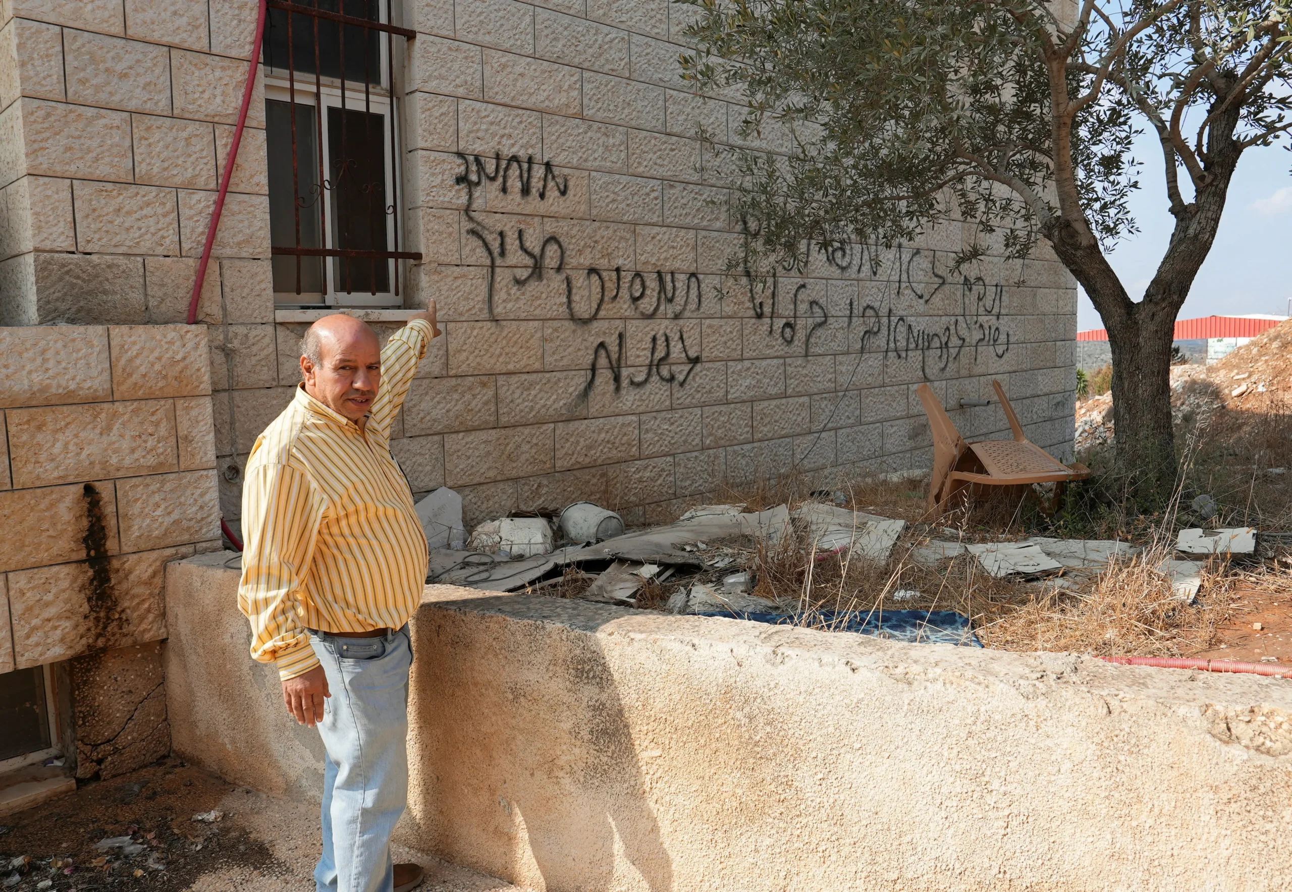 Rasistowskie napisy na meczecie 13 listopada 2025 roku. Fot. [Ali Sawafta / Reuters]