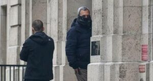 Rok 2016: Były premier Izraela Ehud Barak wchodzący do apartamentu skazanego za pedofilię Jeffreya Epsteina