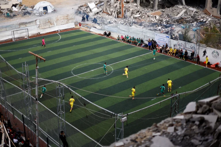 Palestyńscy piłkarze biorą udział w przyjacielskim turnieju 5-osobowej piłki nożnej (five-a-side) w mieście Gaza [Foto: Mahmoud Issa/Reuters]