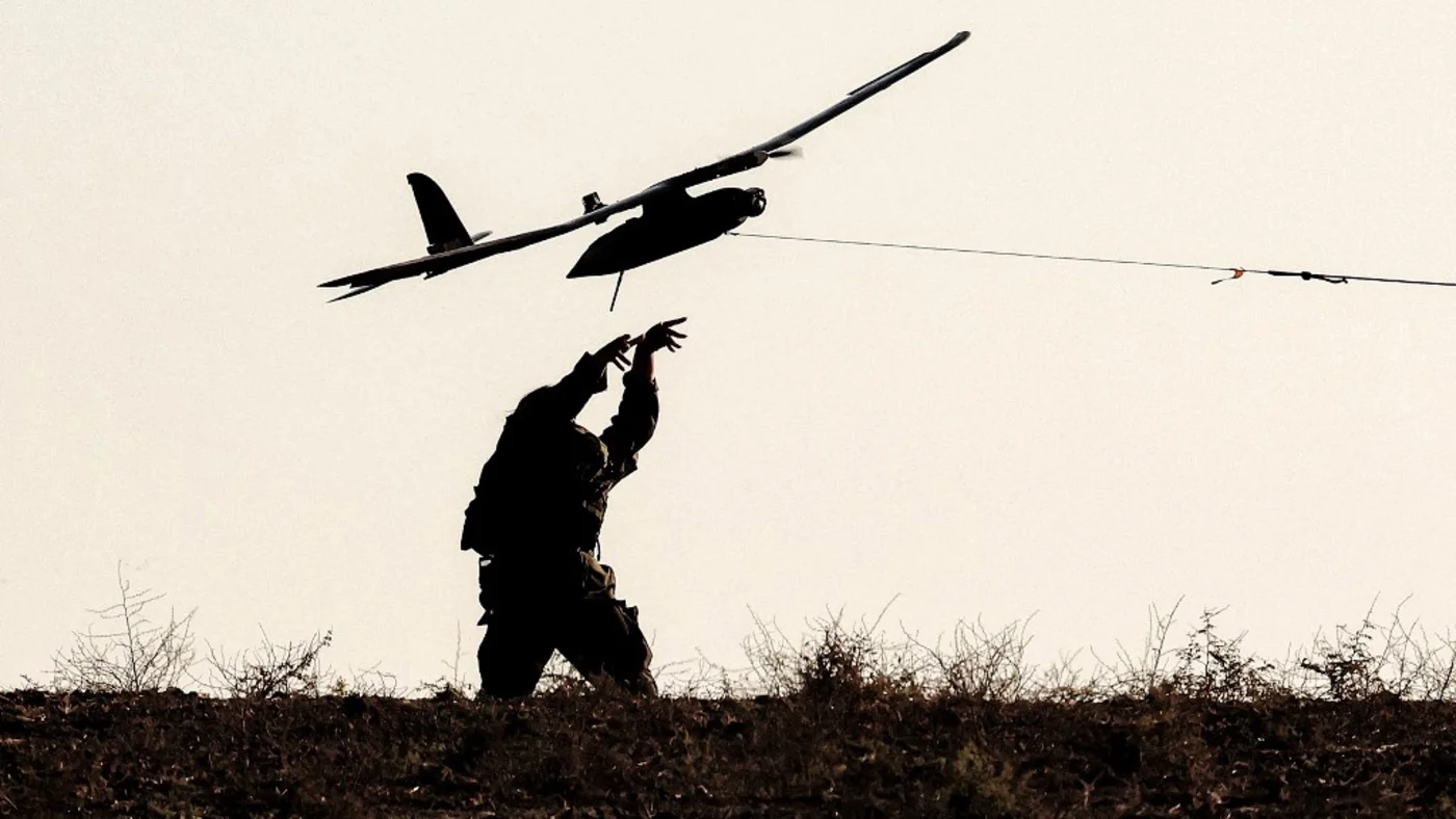 Żołnierz Izraelskich sił okupacyjnych uruchamia drona obserwacyjnego w pobliżu Strefy Gazy, 30 września 2025 roku (Foto: Jack Guez/AFP).