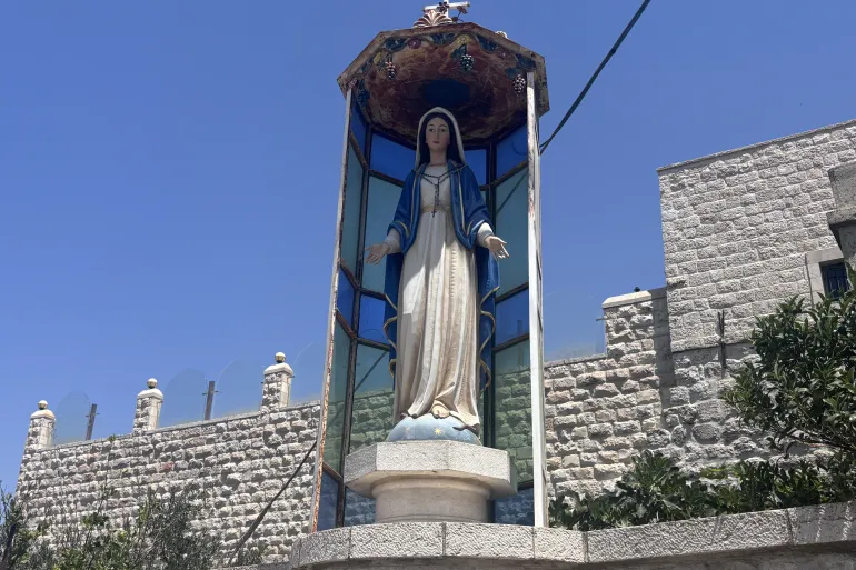 Figura Matki Bożej w Taybeh na okupowanym Zachodnim Brzegu. [Fot. Al Jazeera]